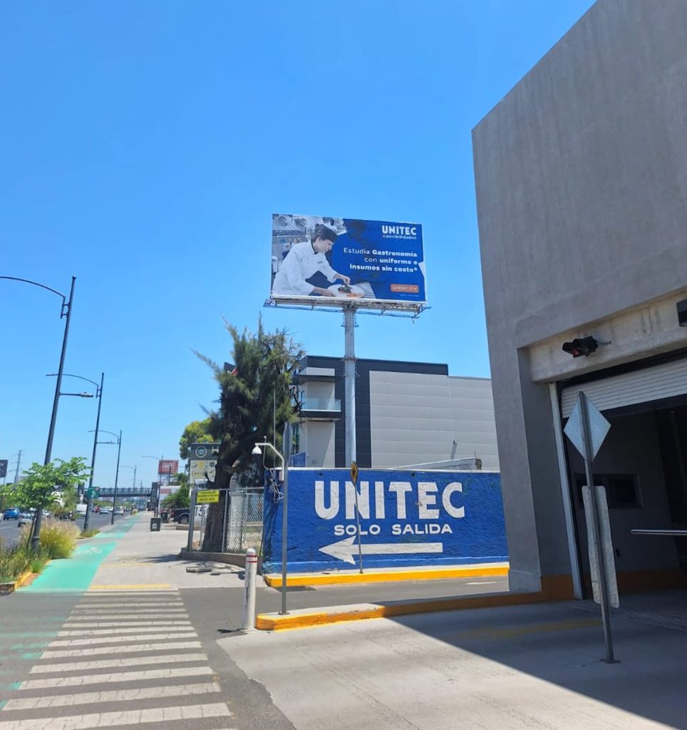 Espacio de publicidad exterior en Querétaro: Espectacular para UNITEC